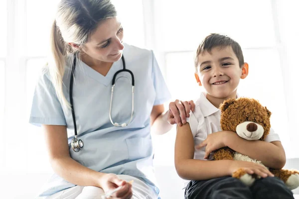 Uma criança bonito paciente visitando o escritório de médicos — Fotografia de Stock