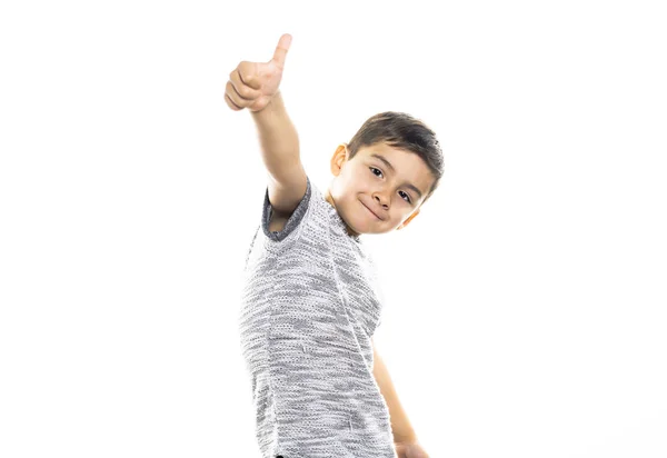 Menino se divertindo no estúdio fundo branco — Fotografia de Stock