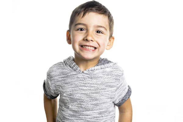 Chico divirtiéndose en estudio fondo blanco — Foto de Stock