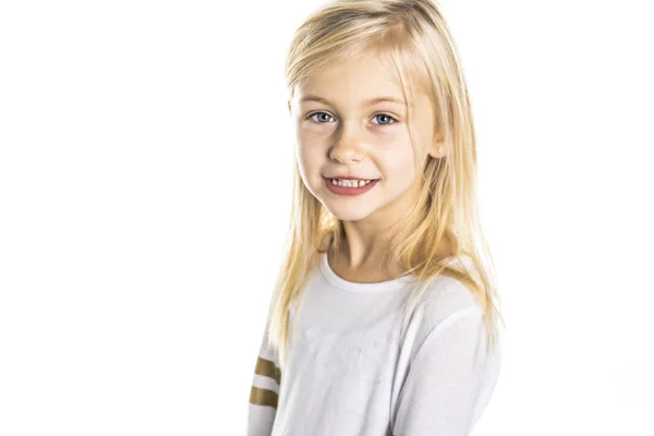 Uma menina bonito 5 anos posando em estúdio — Fotografia de Stock