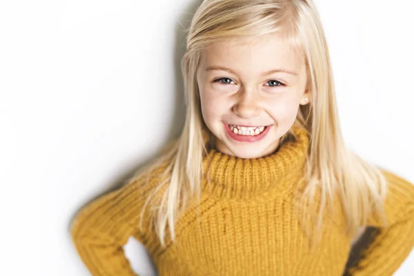 Una linda chica de 5 años posando en el estudio — Foto de Stock