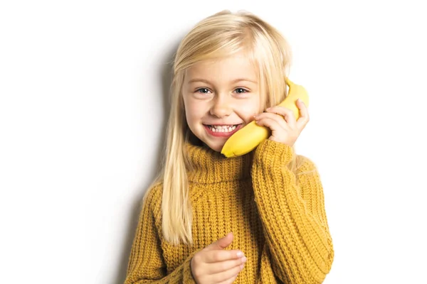 バナナの果実とスタジオでポーズ 5 歳のかわいい女の子 — ストック写真