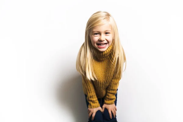 Una linda chica de 5 años posando en el estudio — Foto de Stock
