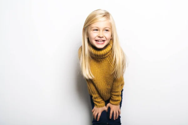 Egy aranyos lány 5 éves pózol stúdió — Stock Fotó