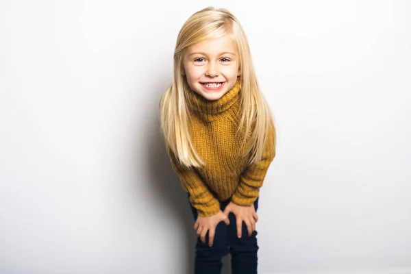 Una linda chica de 5 años posando en el estudio — Foto de Stock