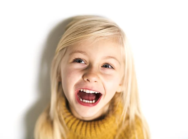 Een schattig meisje 5 jarige poseren in studio — Stockfoto