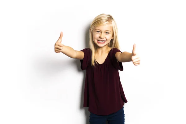 Uma menina bonito 5 anos posando em estúdio — Fotografia de Stock