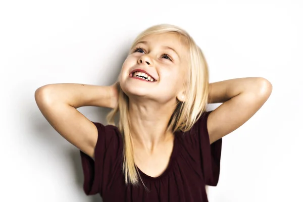 Una linda chica de 5 años posando en el estudio — Foto de Stock