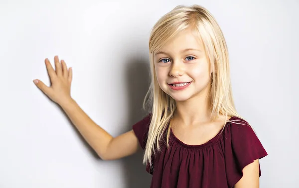 Söpö tyttö 5-vuotias poseeraa studiossa — kuvapankkivalokuva