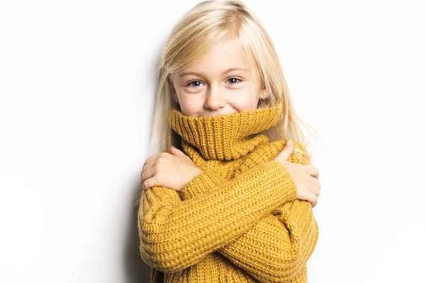 Een schattig meisje 5 jarige poseren in studio met bevroren look, — Stockfoto