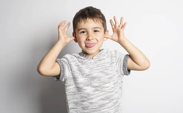 Menino Divertindo Estúdio Fundo Branco — Fotografia de Stock