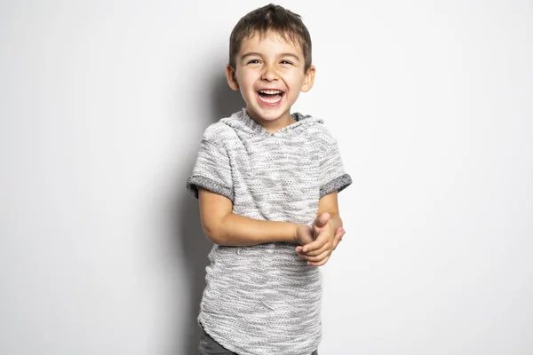 Menino se divertindo no estúdio fundo branco — Fotografia de Stock