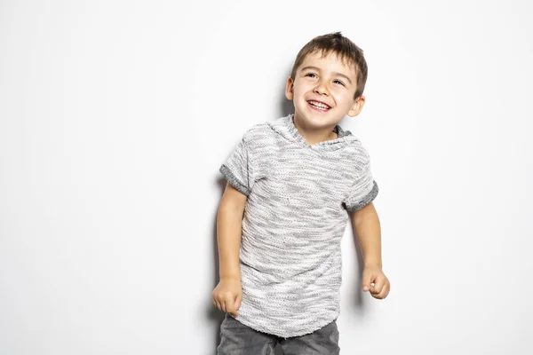 Menino se divertindo no estúdio fundo branco — Fotografia de Stock