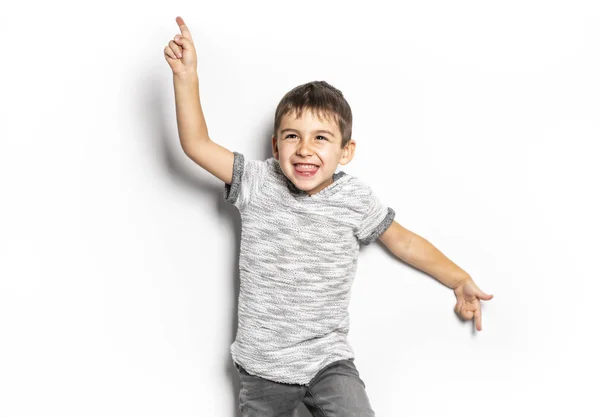 Мальчик веселится на белом фоне студии — стоковое фото