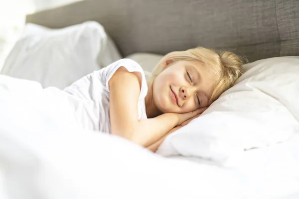 Ένα μικρό κορίτσι στο κρεβάτι στον ύπνο και όνειρα — Φωτογραφία Αρχείου