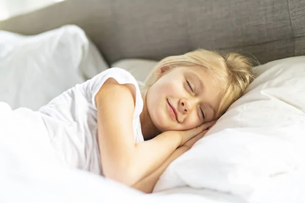 Ένα μικρό κορίτσι στο κρεβάτι στον ύπνο και όνειρα — Φωτογραφία Αρχείου