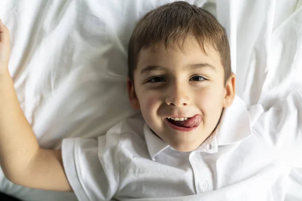 Menino Deitado Cama Com Cobertor Branco — Fotografia de Stock