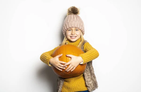 Une jolie fille de 5 ans posant en studio en automne saison studio — Photo
