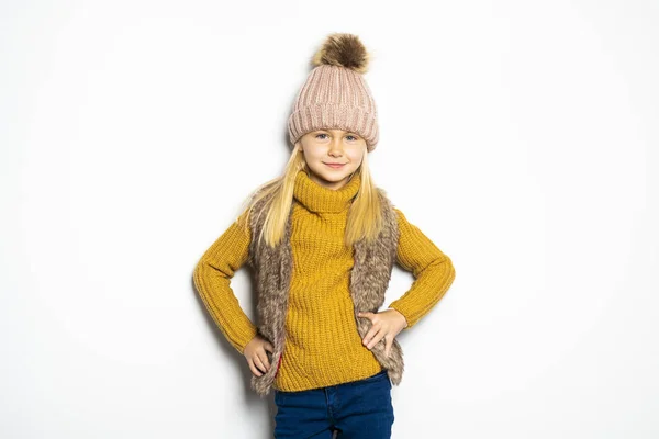 Uma menina bonito 5 anos posando em estúdio no outono estúdio temporada — Fotografia de Stock