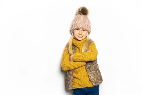 Uma menina bonito 5 anos posando em estúdio no outono estúdio temporada — Fotografia de Stock