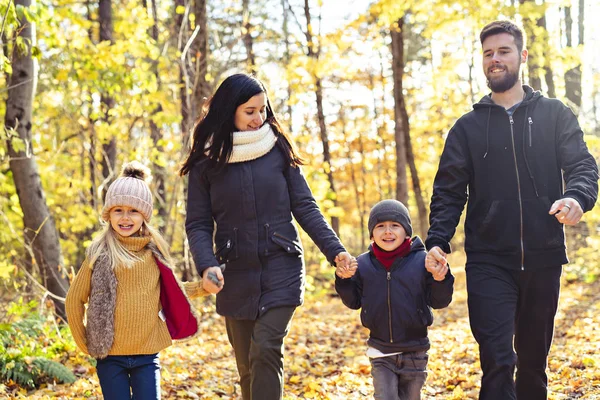 Une famille heureuse se reposant dans un magnifique parc d'automne — Photo