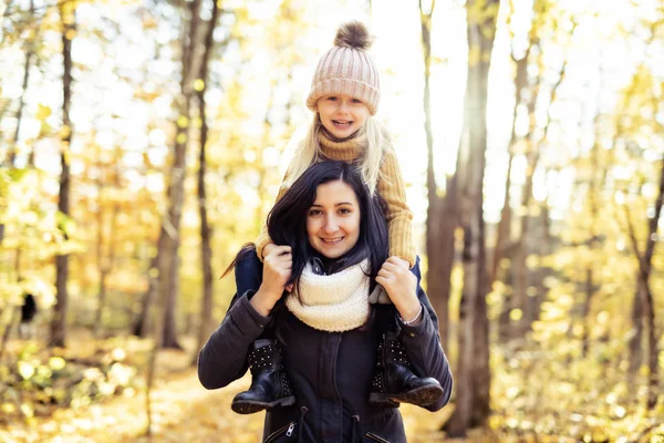 Szczęśliwa rodzina na jesień, matka i córka w parku — Zdjęcie stockowe