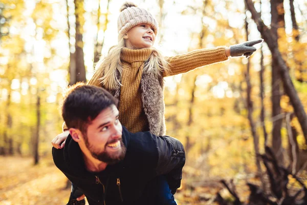 一个快乐的父亲和女儿在秋天的公园里玩得很开心 — 图库照片