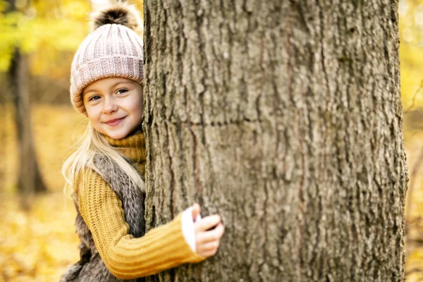 Podzimní portrét dívky, roztomilé blonďaté dítě — Stock fotografie
