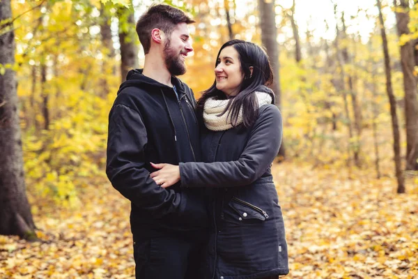 秋の公園で楽しみを持っている若いカップル — ストック写真