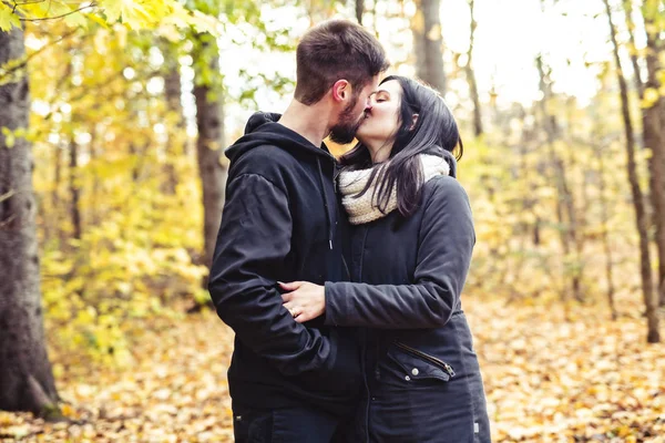 Una pareja joven divirtiéndose en el parque de otoño —  Fotos de Stock