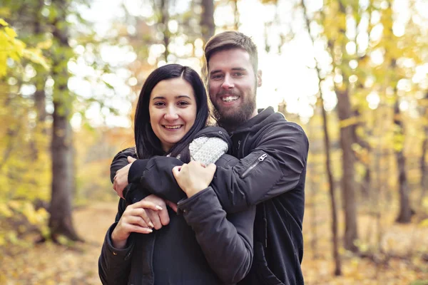 A Young couple having fun in the autumn park — Stock Photo, Image