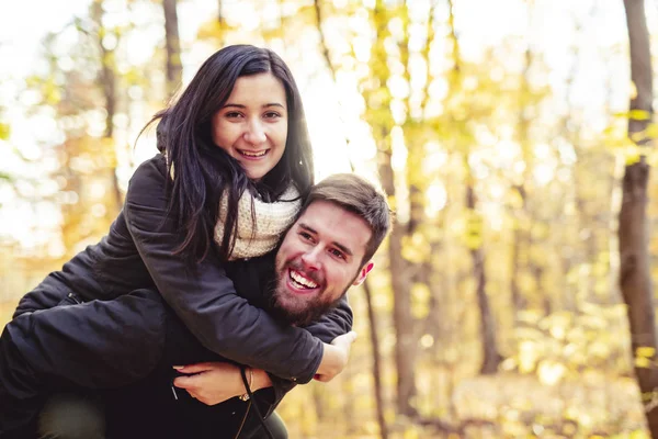 A Young couple having fun in the autumn park — Stock Photo, Image