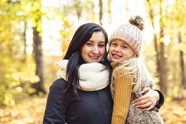 Eine glückliche Familie im Herbst, Mutter und Tochter im Park — Stockfoto