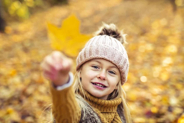 Un portrait d'automne de mignon enfant blond fille — Photo