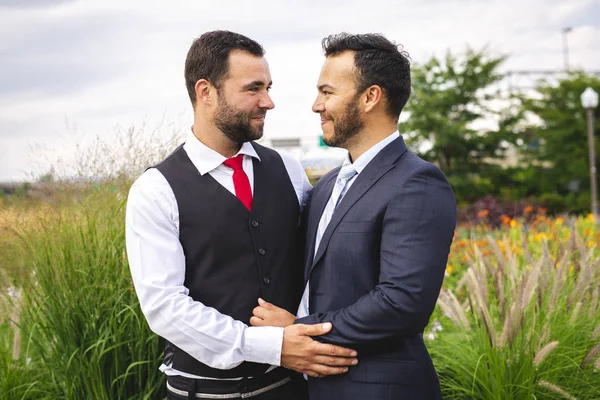 Un guapo gay macho pareja en el parque en su boda día —  Fotos de Stock