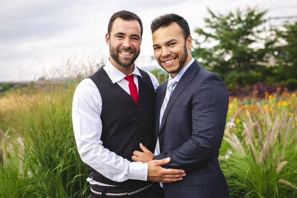 Un guapo gay macho pareja en el parque en su boda día —  Fotos de Stock