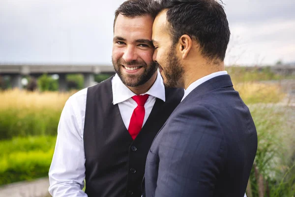 En stilig homosexuella manliga par i parken på deras bröllopsdag — Stockfoto