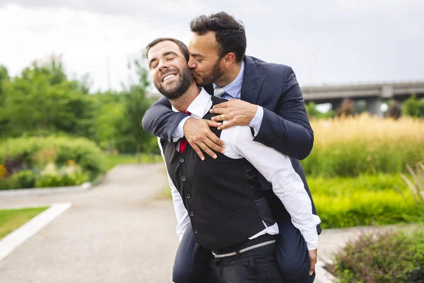 En stilig homosexuella manliga par i parken på deras bröllopsdag — Stockfoto