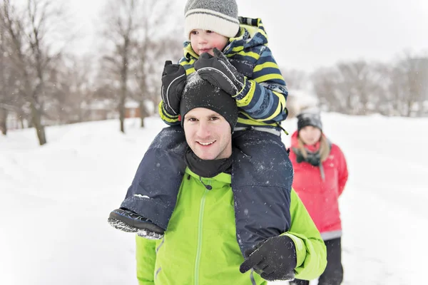 Family Through Snowy Landscape in winter season — Stock Photo, Image