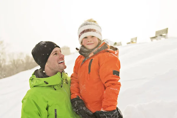 Otec a syn v zasněžených kalné — Stock fotografie