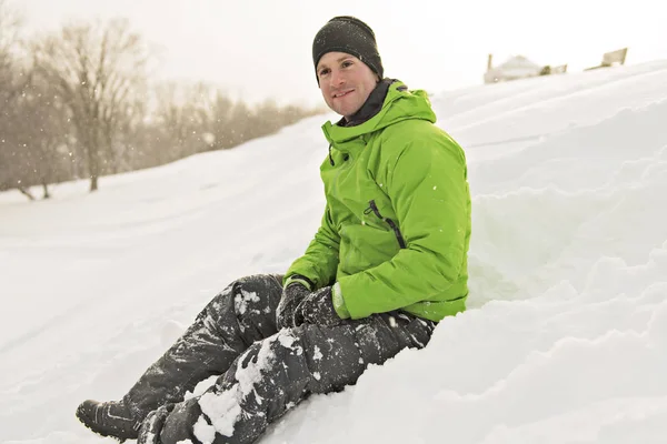 Mann genießt den Moment im Winter — Stockfoto