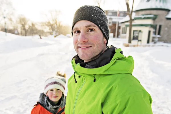 Ein netter Vater und Sohn in verschneiter Landschaft — Stockfoto