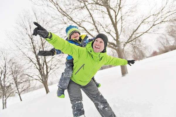 Agradable padre e hijo en paisaje nevado — Foto de Stock