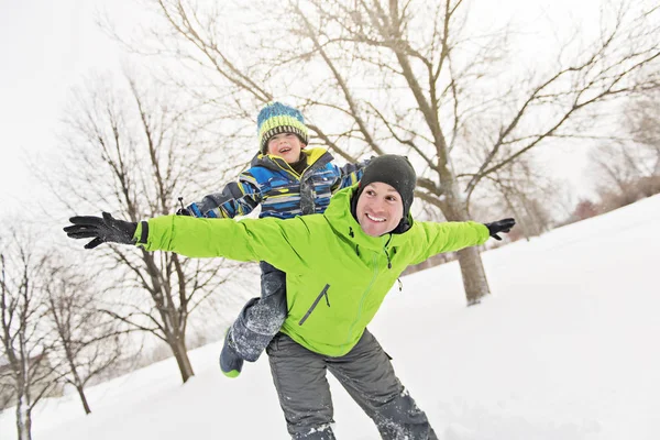 Agradable padre e hijo en paisaje nevado — Foto de Stock