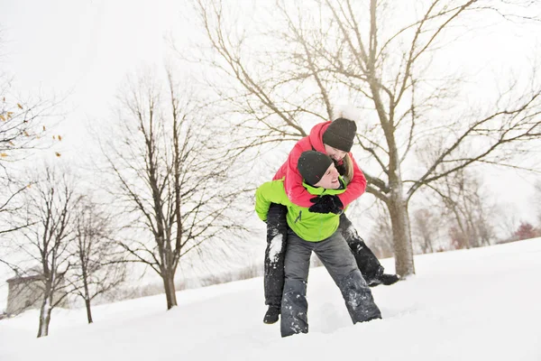 Pareja en invierno, hombre con su novia — Foto de Stock