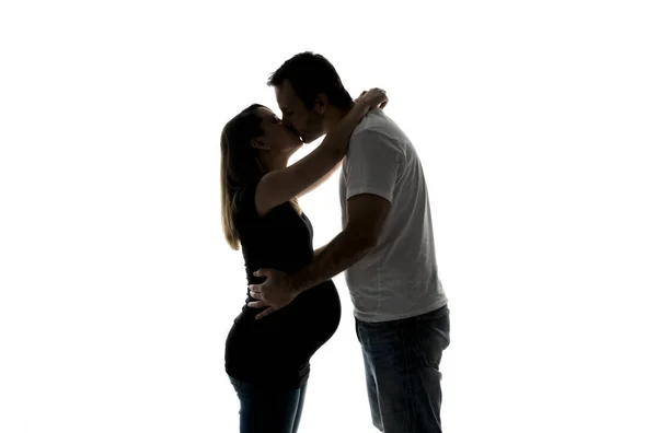 Une femme enceinte avec un homme en studio isolé sur blanc — Photo