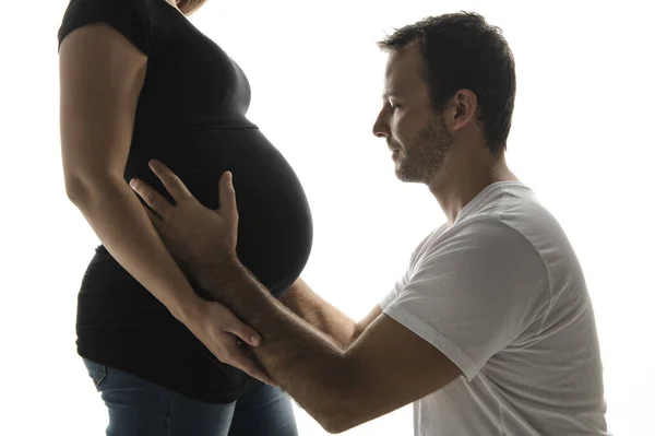 Беременная женщина брюхо с будущим отцом на белом фоне — стоковое фото