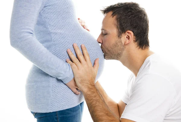 Schwangerschaftsbauch mit zukünftigem Vater vor weißem Hintergrund — Stockfoto