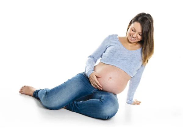 Uma bela mulher grávida isolada no fundo branco — Fotografia de Stock