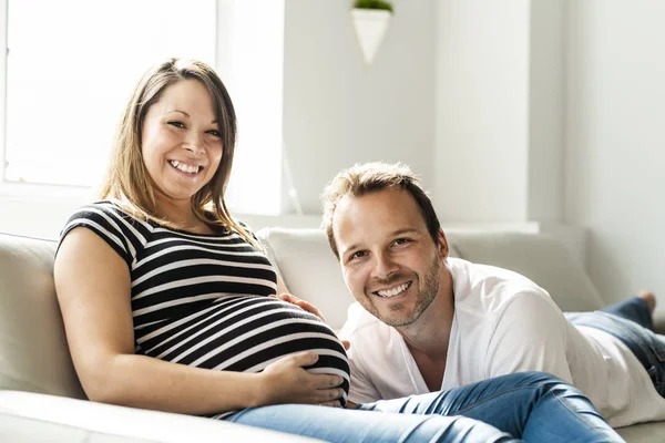 Een zwangerschap en mensen concept gelukkige man zwangere vrouw thuis — Stockfoto